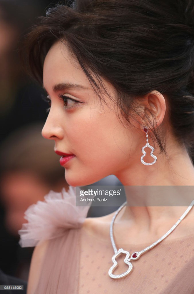 Cannes 2018: Vắng bóng Phạm Băng Băng, mỹ nhân Tân Cương được cư dân mạng khen ngợi hết lời Cannes 2018: Vắng bóng Phạm Băng Băng, mỹ nhân Tân Cương được cư dân mạng khen ngợi hết lời